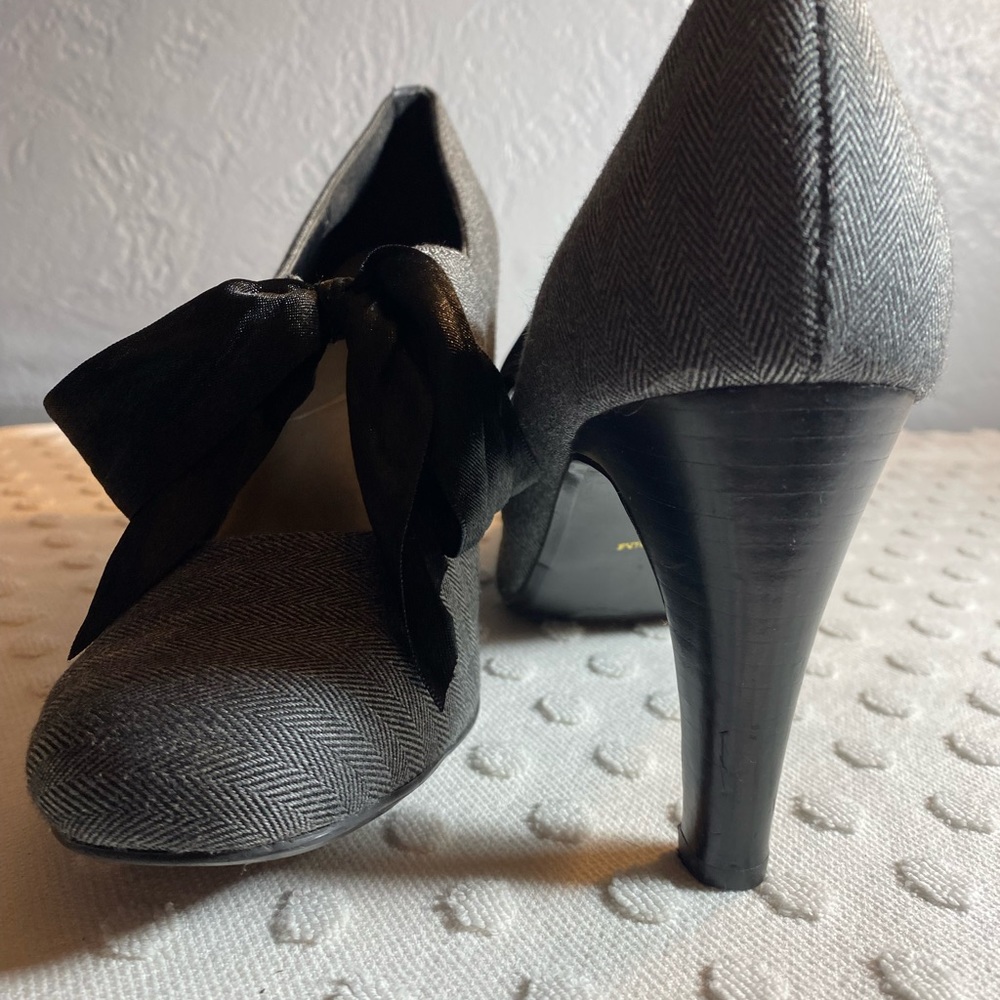 Ann Marino grey Herringbone Pumps with Black Satin Bow Accent - Picture 6 of 16